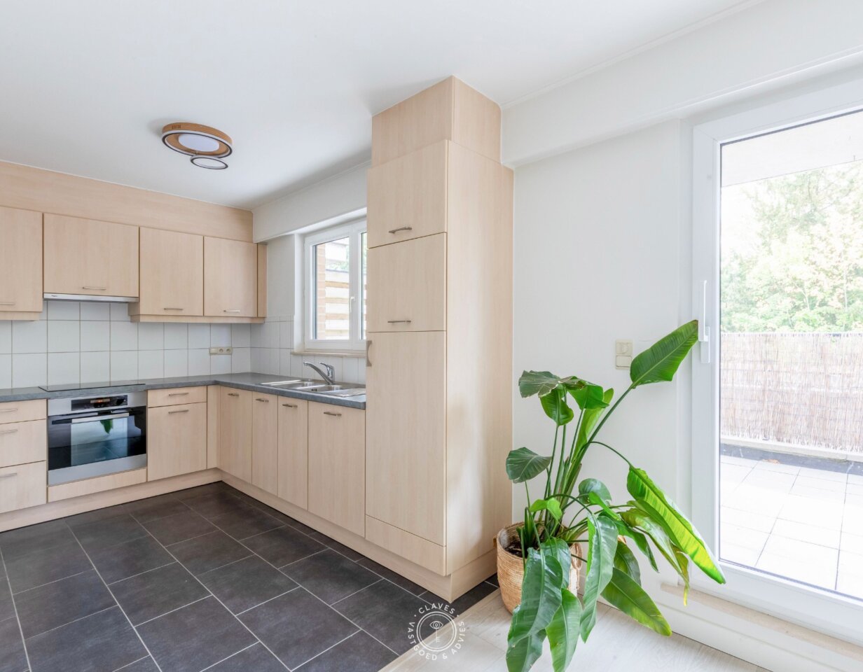 Verzorgd 2 slaapkamer appartement met ruim terras en autostaanplaats