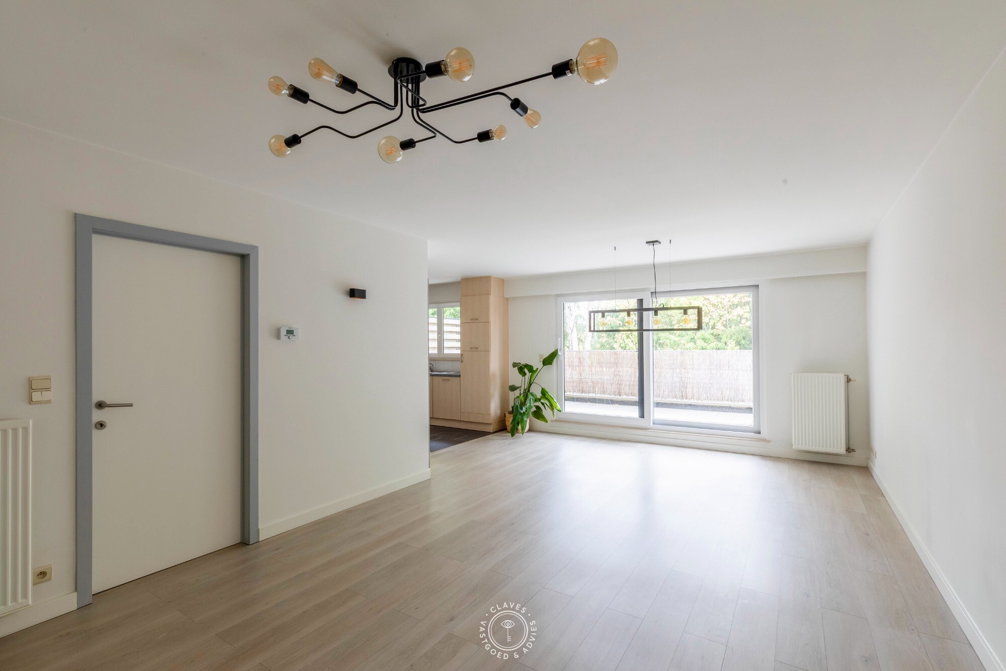 Verzorgd 2 slaapkamer appartement met ruim terras en autostaanplaats