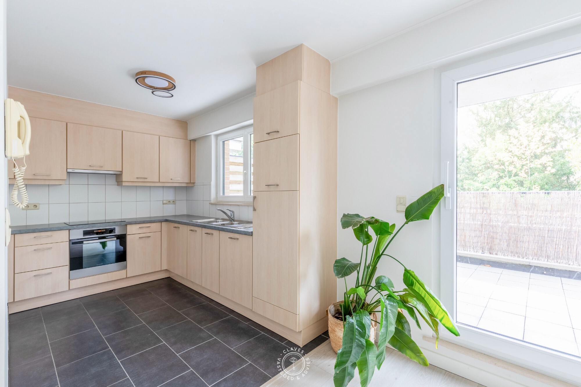 Verzorgd 2 slaapkamer appartement met ruim terras en autostaanplaats
