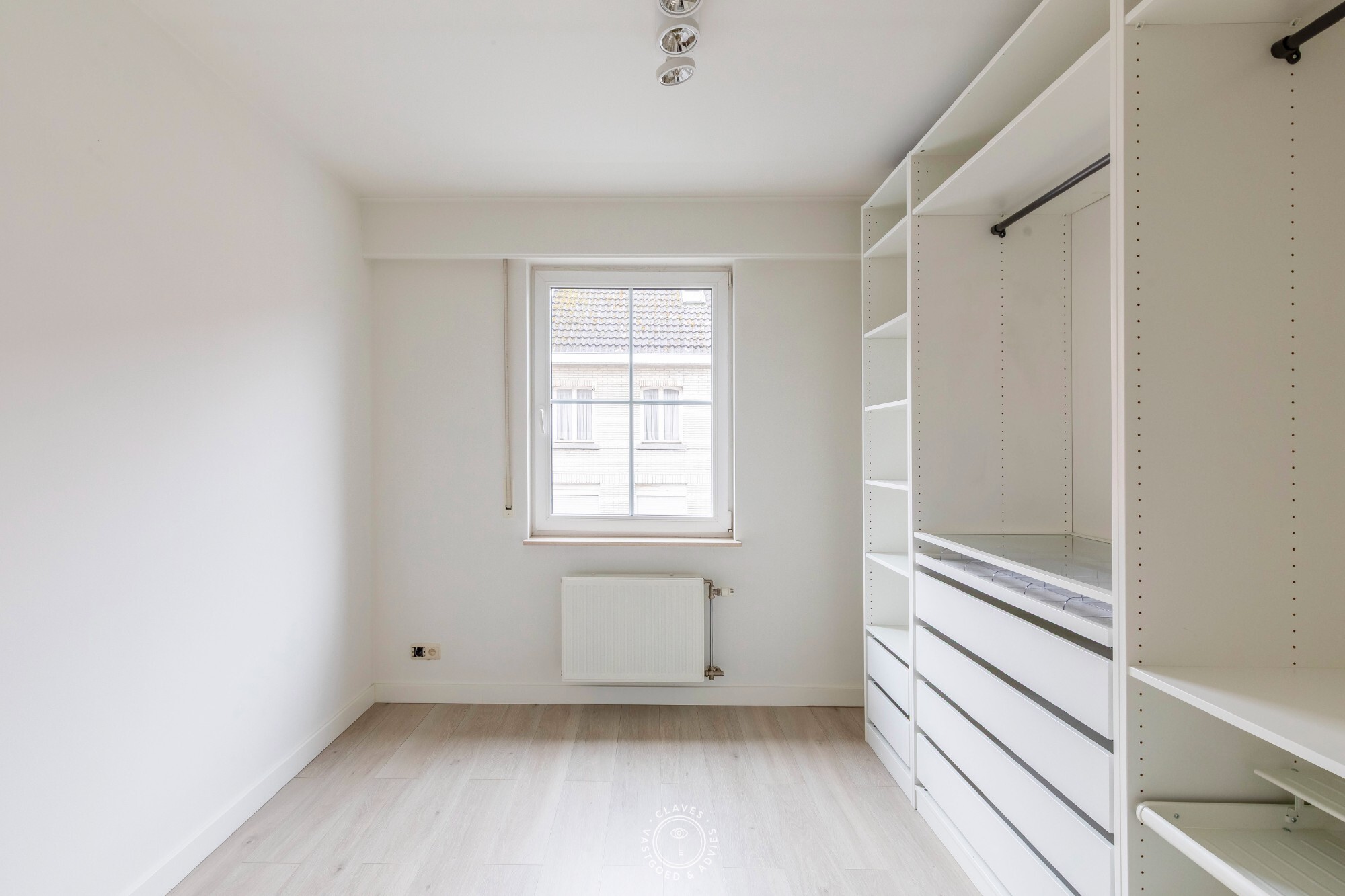 Verzorgd 2 slaapkamer appartement met ruim terras en autostaanplaats