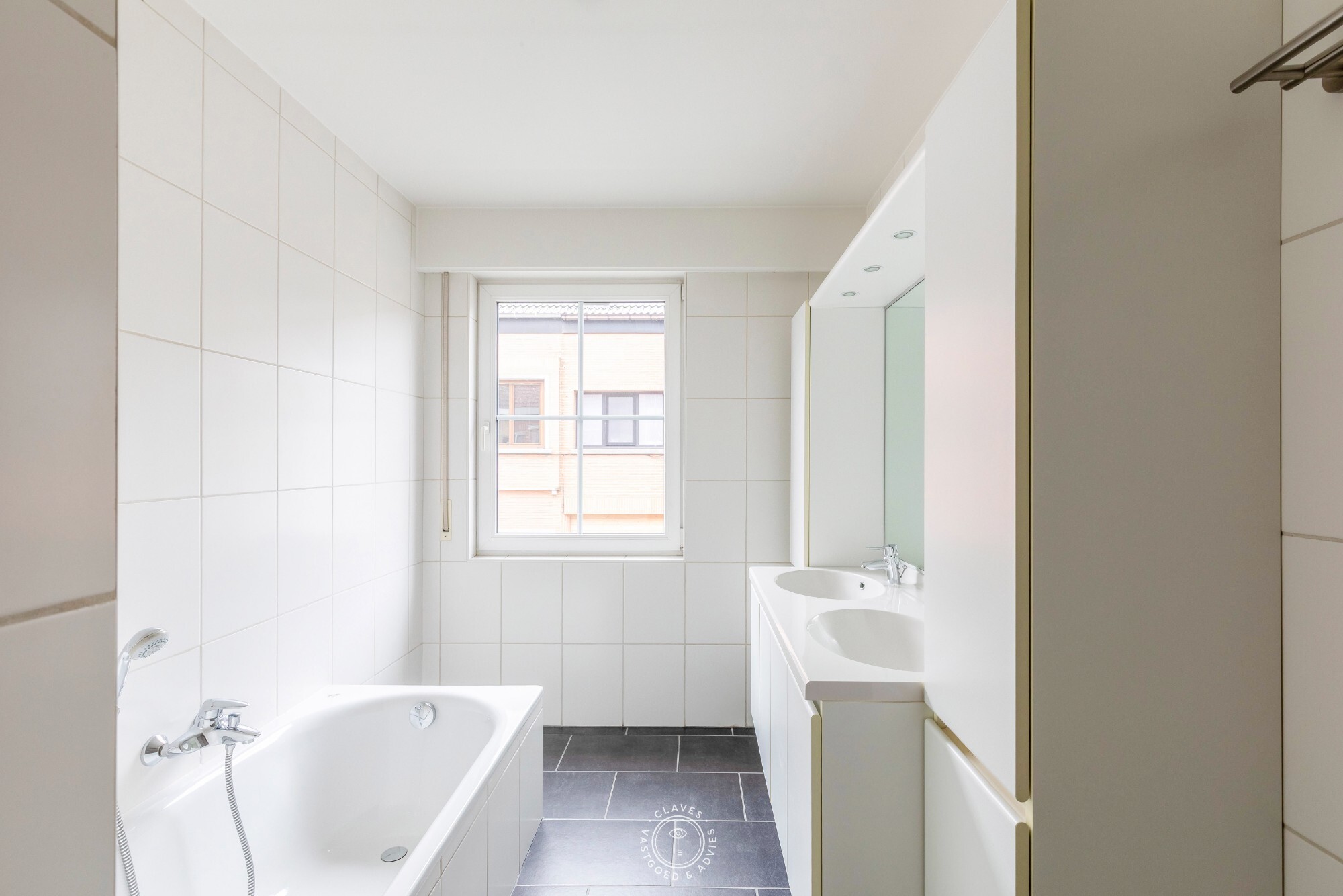 Verzorgd 2 slaapkamer appartement met ruim terras en autostaanplaats