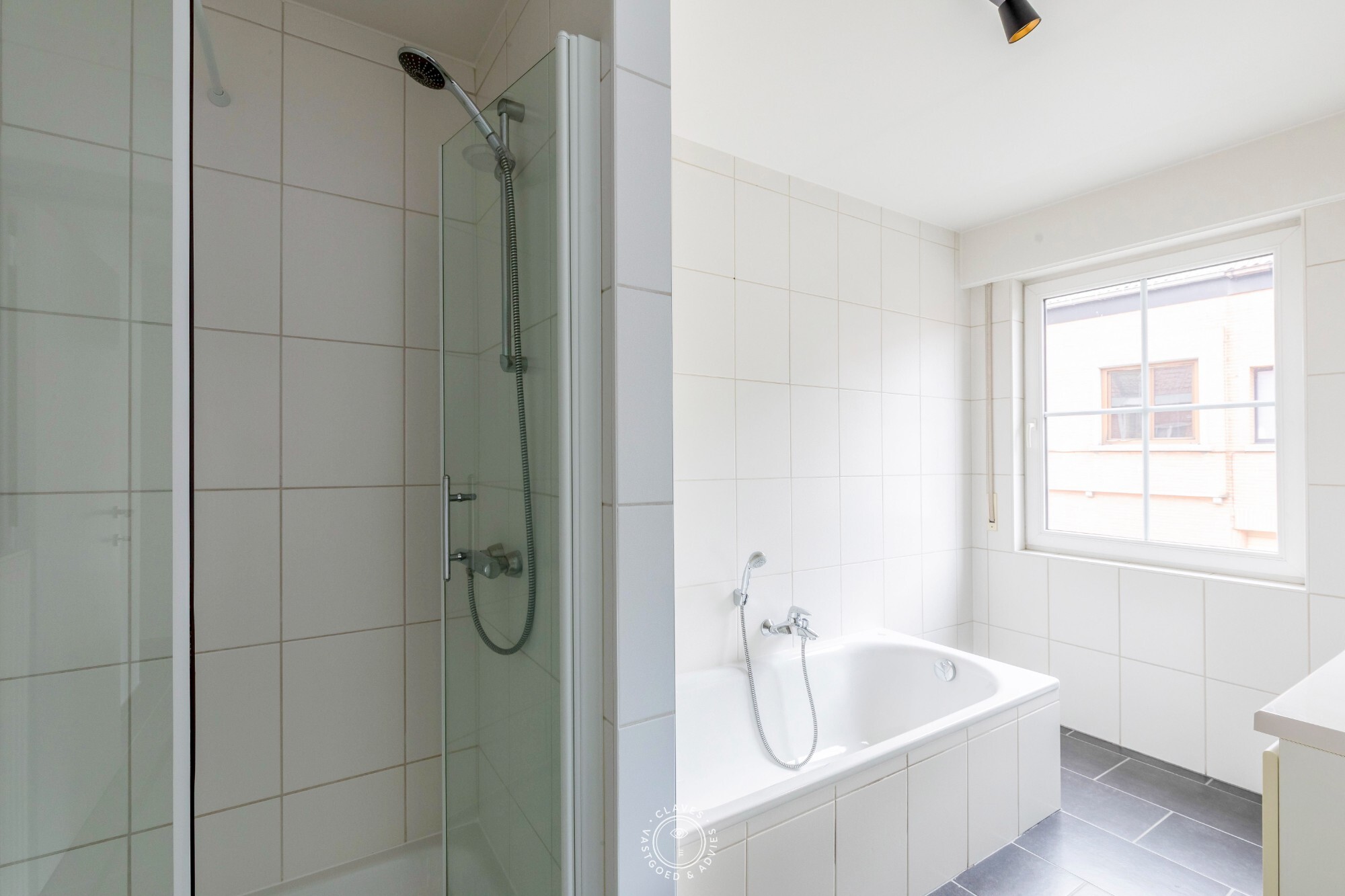 Verzorgd 2 slaapkamer appartement met ruim terras en autostaanplaats