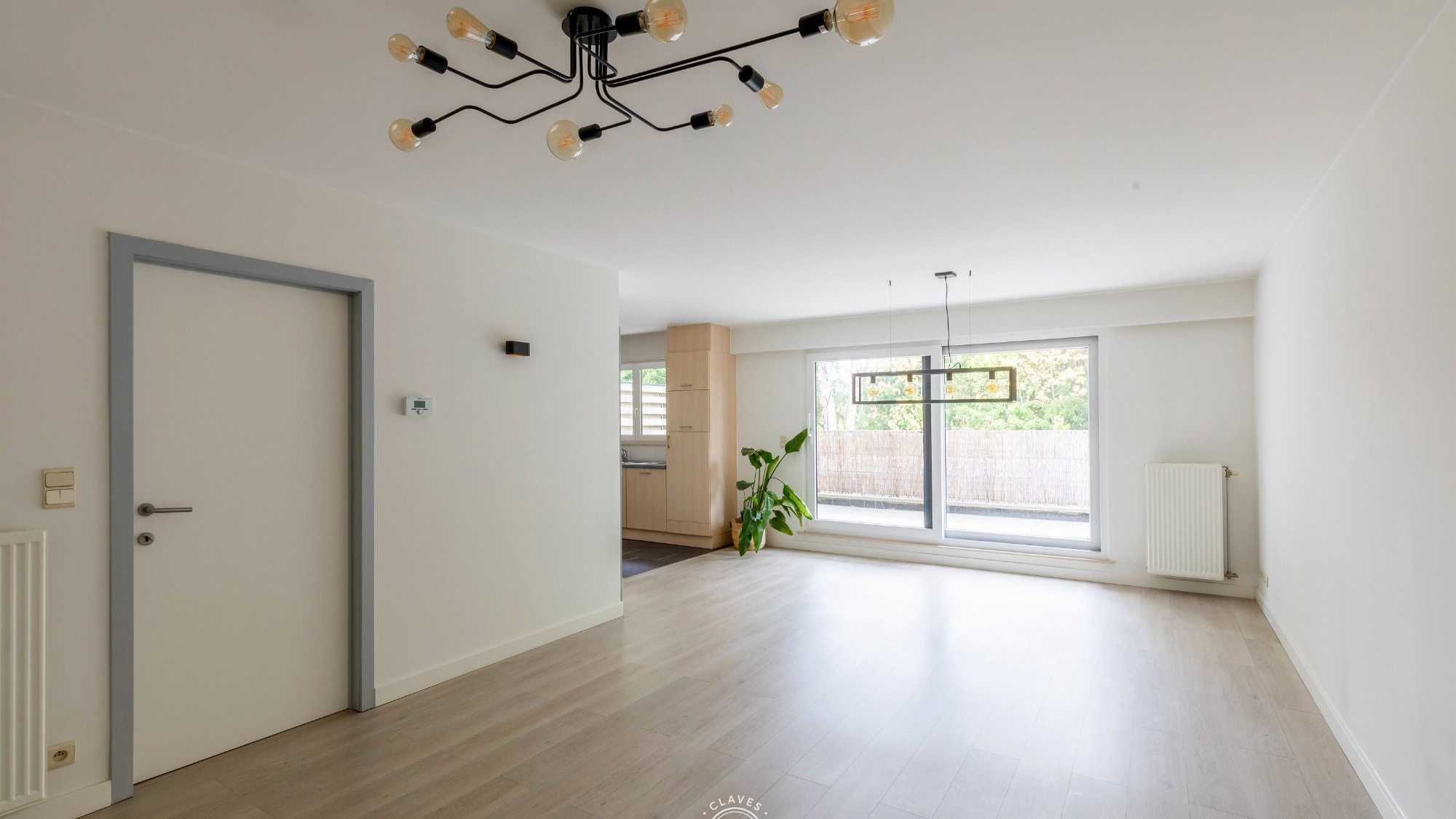 Verzorgd 2 slaapkamer appartement met ruim terras en autostaanplaats
