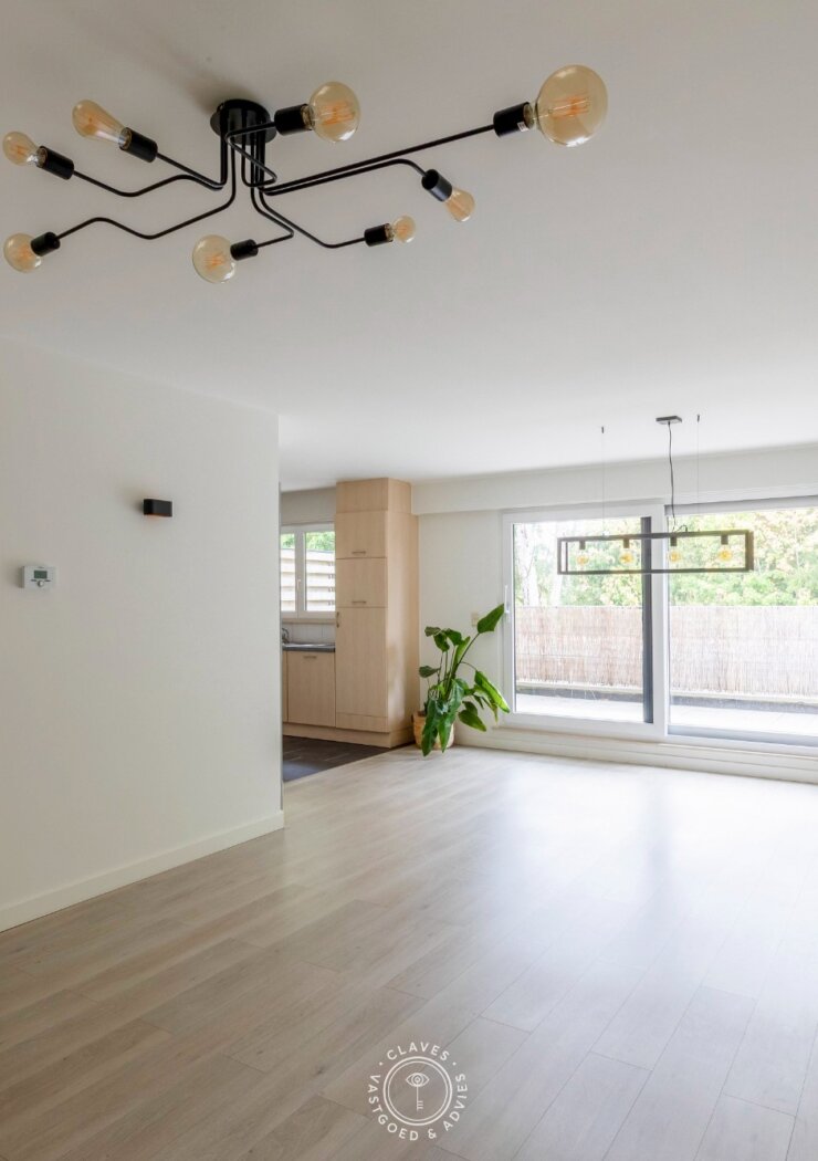 Verzorgd 2 slaapkamer appartement met ruim terras en autostaanplaats