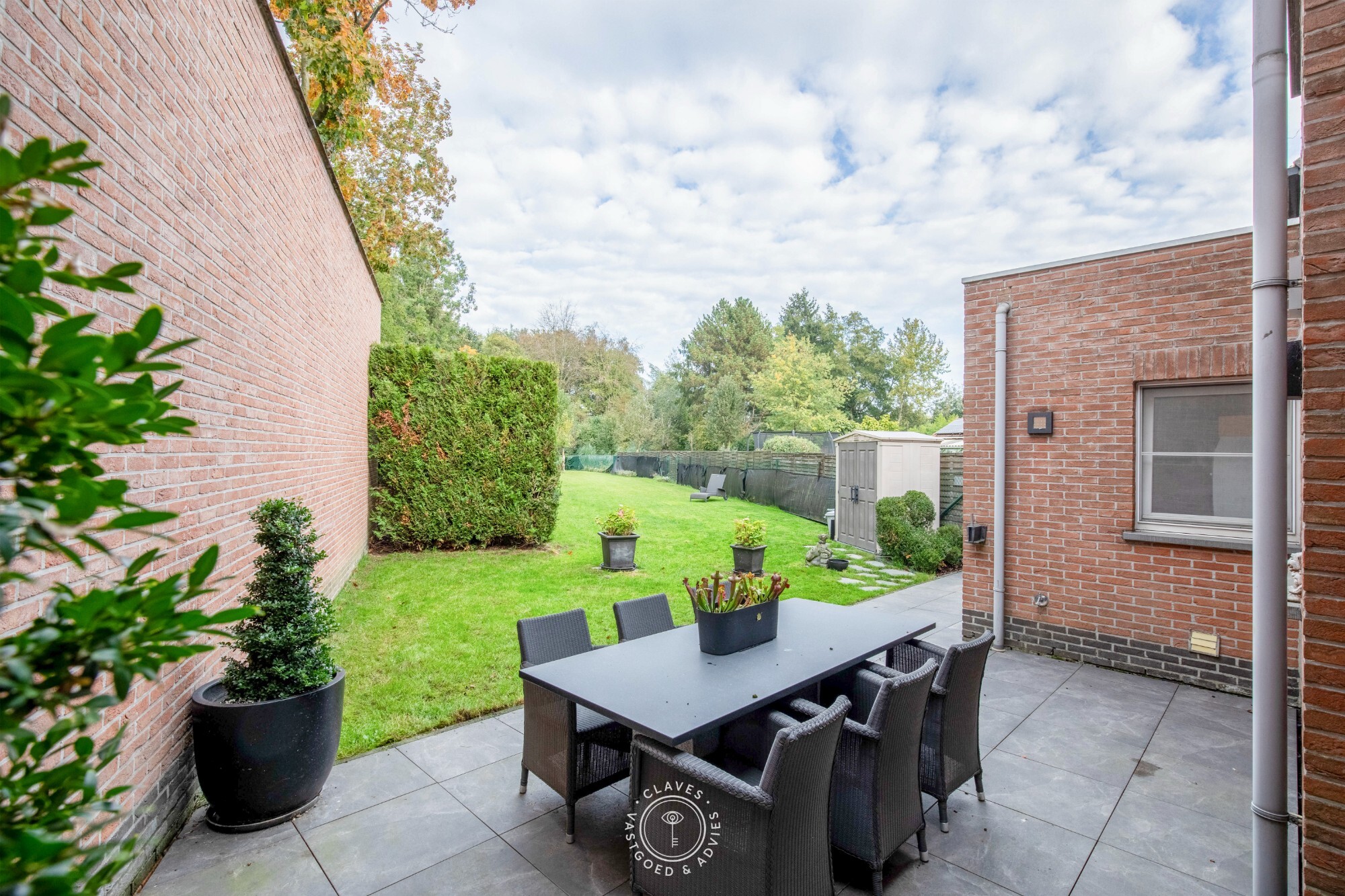 Instapklare gezinswoning met 3 slaapkamers, garage en verrassend ruime tuin in Sint-Niklaas