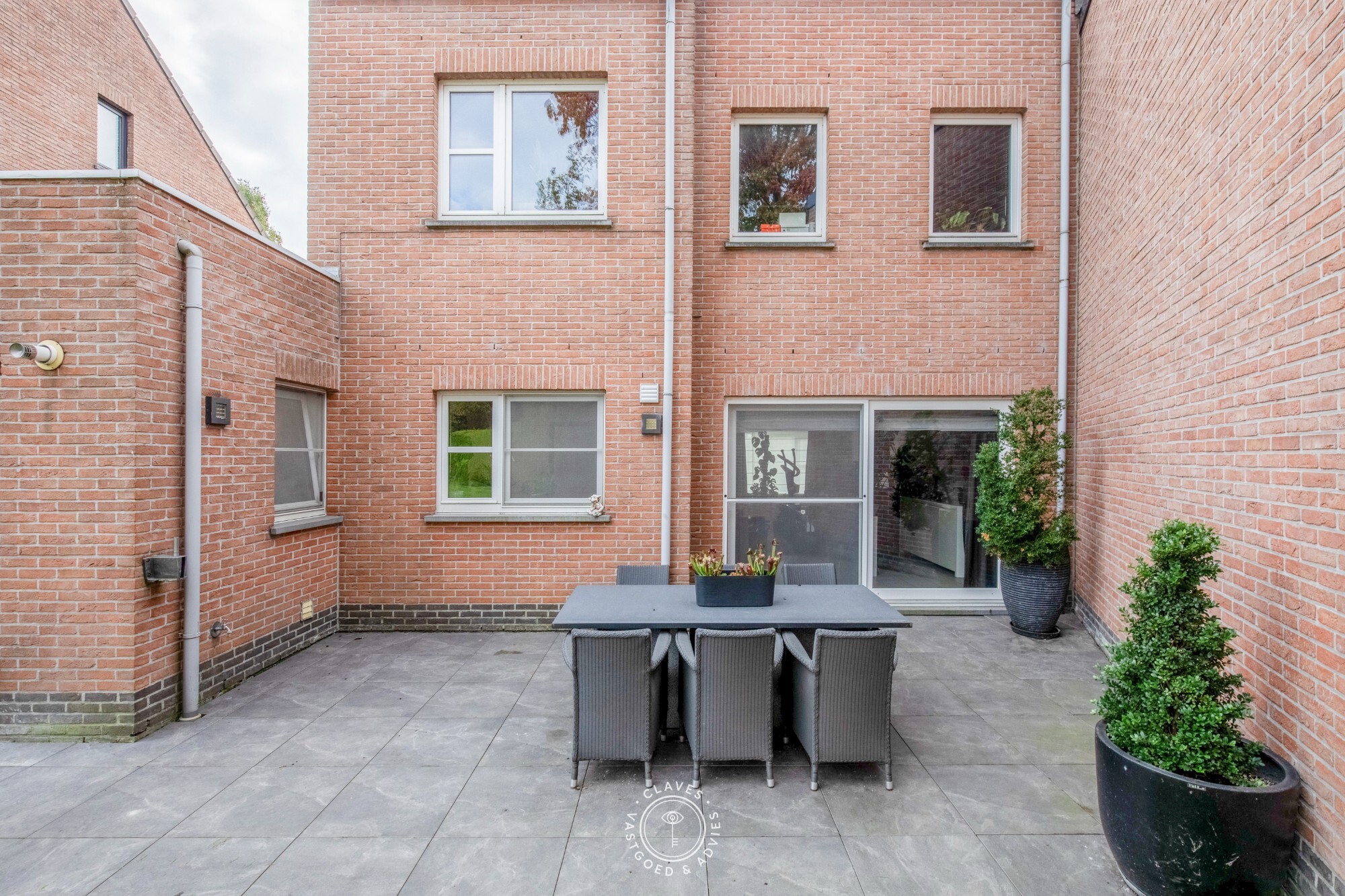 Instapklare gezinswoning met 3 slaapkamers, garage en verrassend ruime tuin in Sint-Niklaas