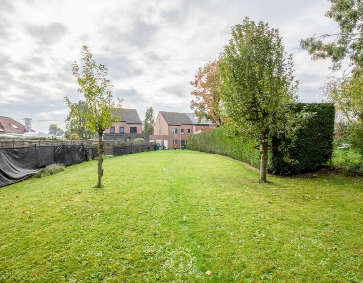 Instapklare gezinswoning met 3 slaapkamers, garage en verrassend ruime tuin in Sint-Niklaas